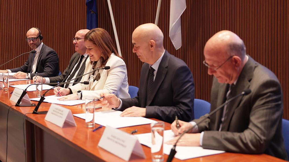 New Museum contract signing